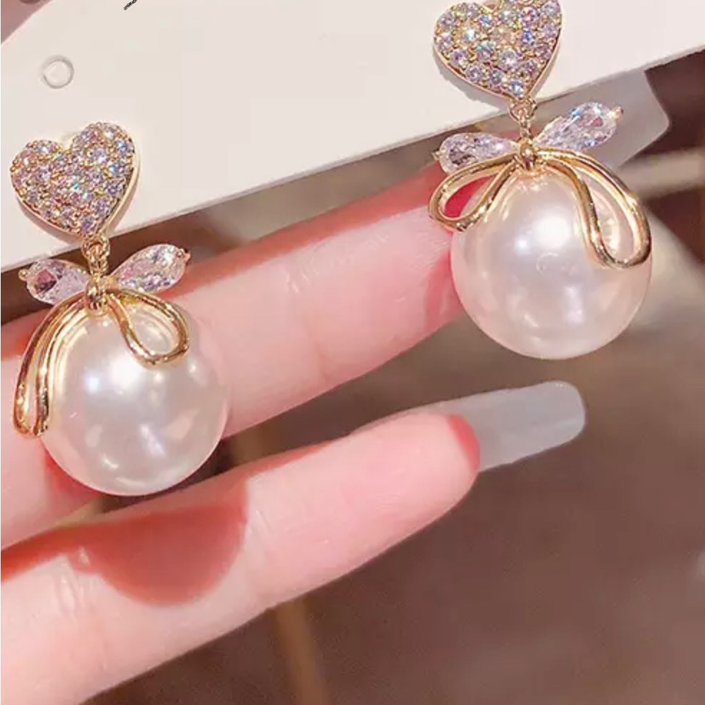 New White Zircon Heart with Pearl Drop Dangle Earrings - Picture 4 of 7